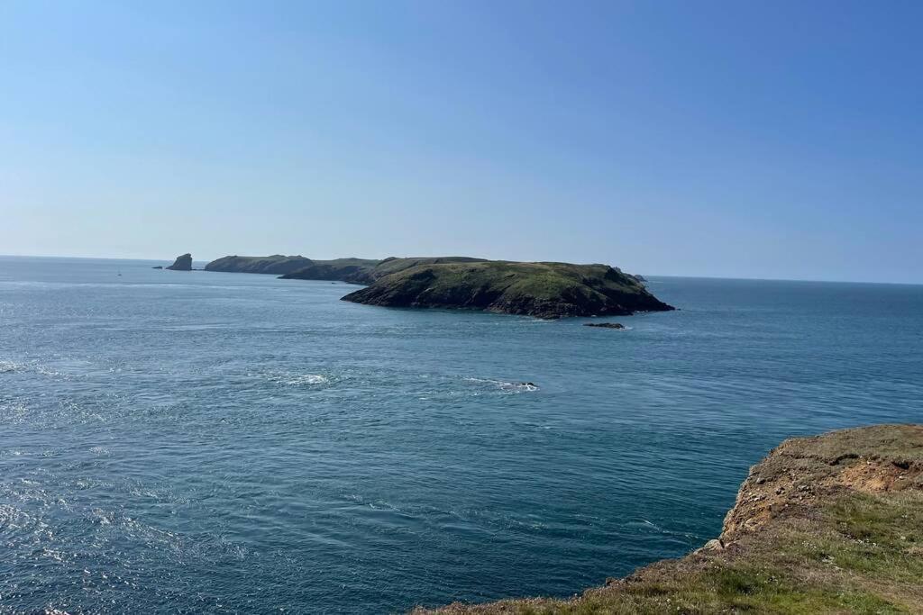 Cottage With Hot Tub In Pembrokeshire ฮาเวอร์ฟอร์ดเวสต์ ภายนอก รูปภาพ